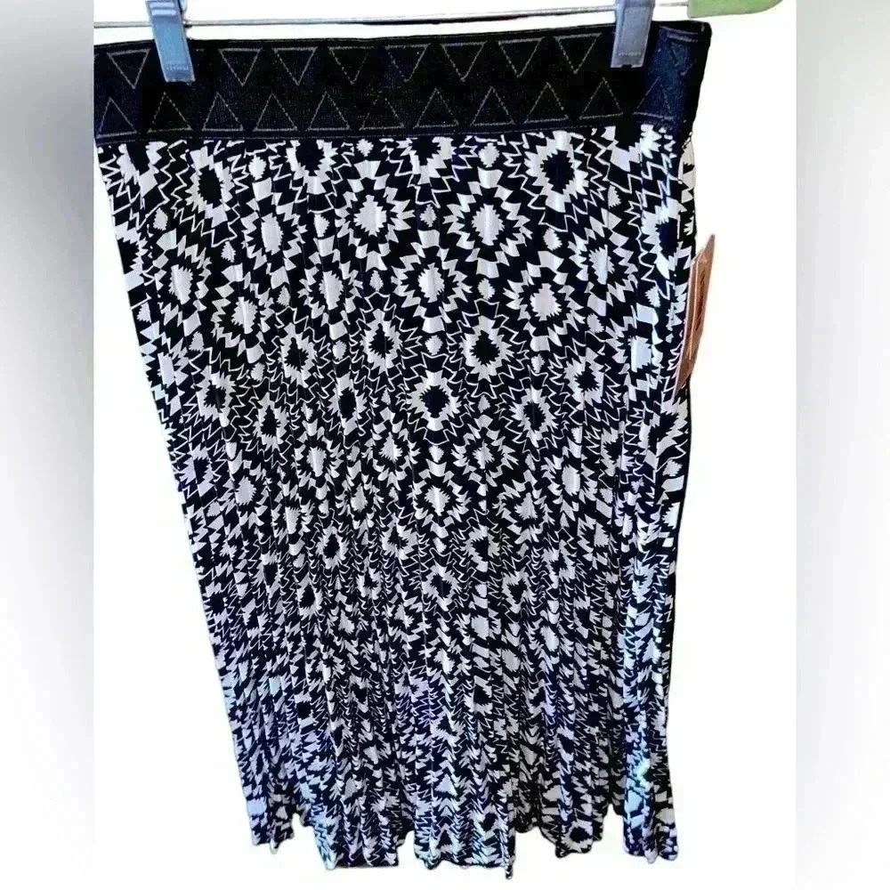 Lularoe small black & white southwestern print‎ pleated Jill midi skirt. NWT .🔥